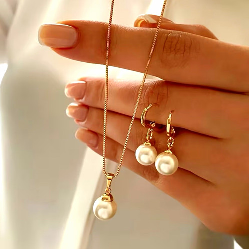 Gold tone pearl pendant - gold,