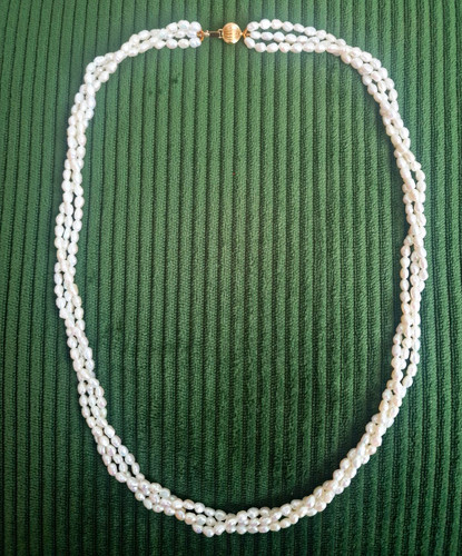 Triple strand white pearl - strand,